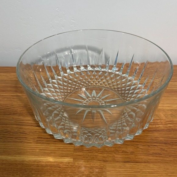 Arcoroc Other - Arcoroc France Glass Serving Bowl Diamond Cut Starburst Pattern Clear‎ 8 inch